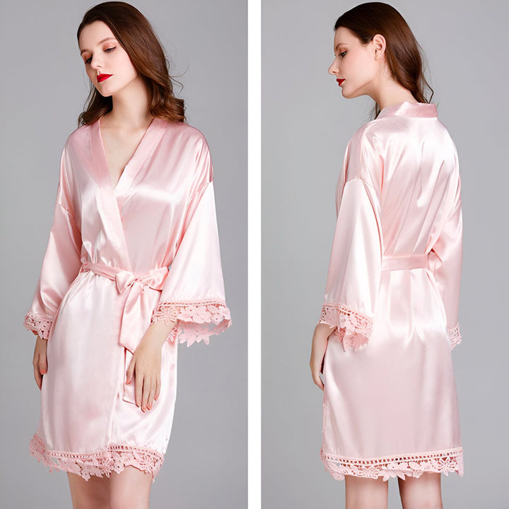 Deux vues d'un kimono rose en satin avec garniture en dentelle. Kimono élégant et confortable, parfait pour se détendre à la maison. Collection de kimonos de luxe.