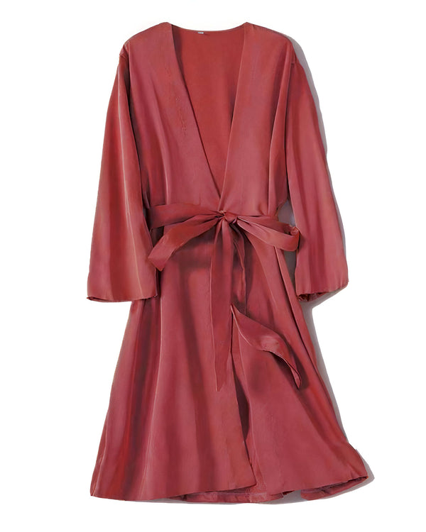 Kimono rouge en soie avec ceinture nouée. Vêtement traditionnel japonais, peignoir élégant, disponible à l'achat.