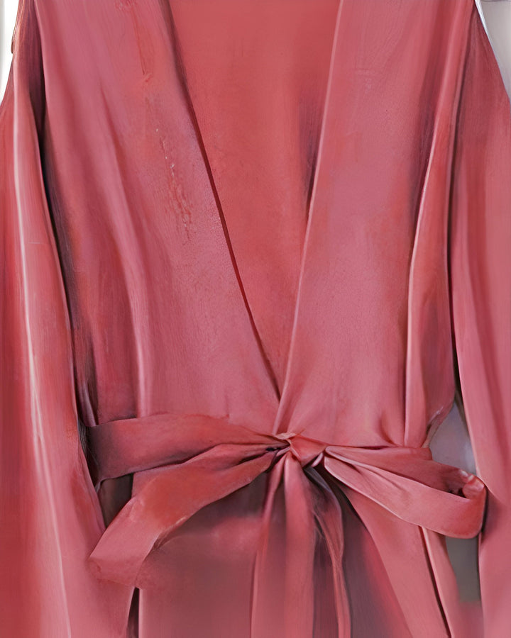 Kimono rose en soie noué à la taille. Découvrez notre collection de kimonos élégants et confortables. Idéal pour un look raffiné et décontracté.