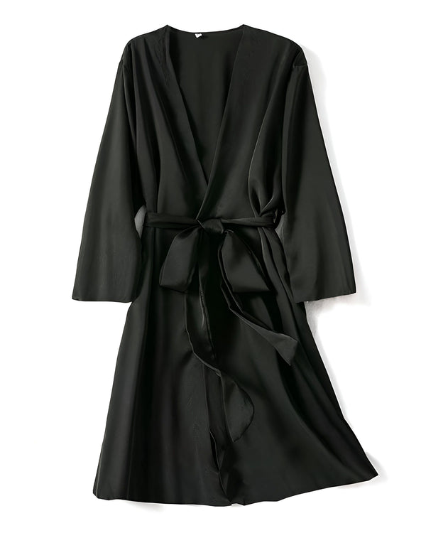 Kimono noir en soie avec ceinture, parfait comme vêtement d'intérieur ou de détente. Découvrez notre collection de kimonos élégants et confortables.