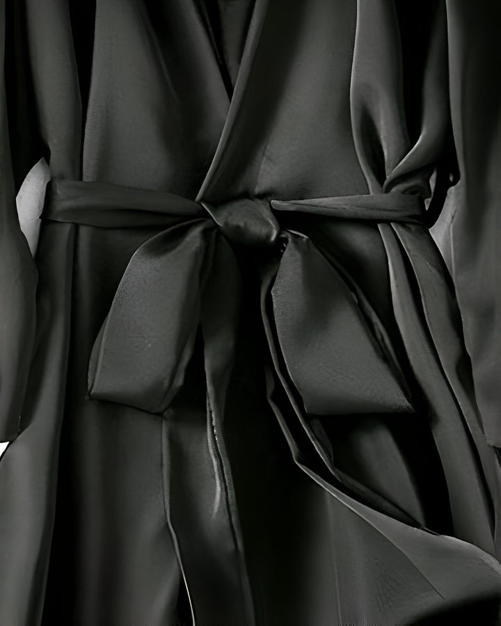 Détail d'un kimono noir élégant avec une ceinture nouée. Vêtements traditionnels japonais.