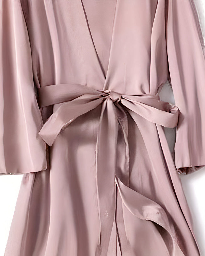 Kimono rose en soie avec ceinture. Vêtement d'intérieur élégant et confortable. Découvrez notre collection de kimonos de qualité.