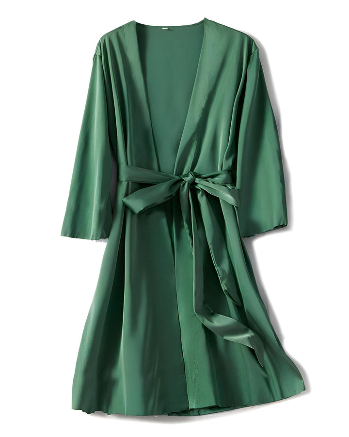 Kimono vert en satin avec ceinture, disponible dans notre boutique. Vêtements de détente élégants et confortables. Découvrez notre collection de kimonos de qualité.