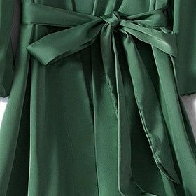 Détail d'un kimono vert émeraude avec une ceinture nouée. Gros plan sur le tissu soyeux et la coupe élégante. Parfait pour découvrir nos kimonos uniques et raffinés. Découvrez notre collection de kimonos.