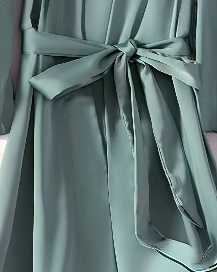 Détail d'un kimono vert d'eau en soie avec une ceinture nouée. Kimono élégant et confortable à découvrir dans notre collection. Vêtements japonais traditionnels.