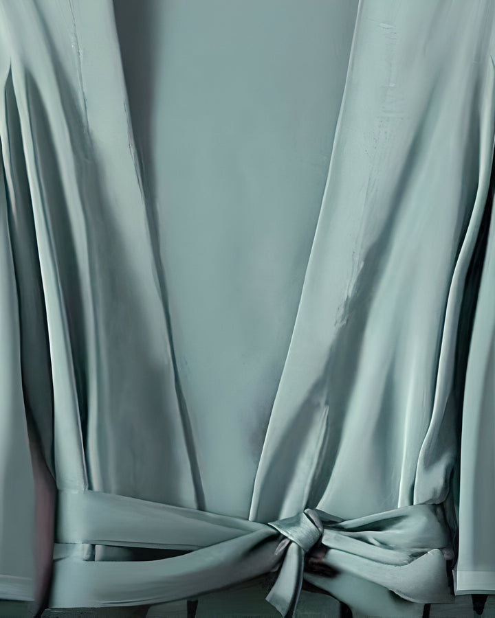 Kimono bleu en soie avec ceinture nouée. Vêtements japonais traditionnels, peignoir élégant. Disponible à l'achat.