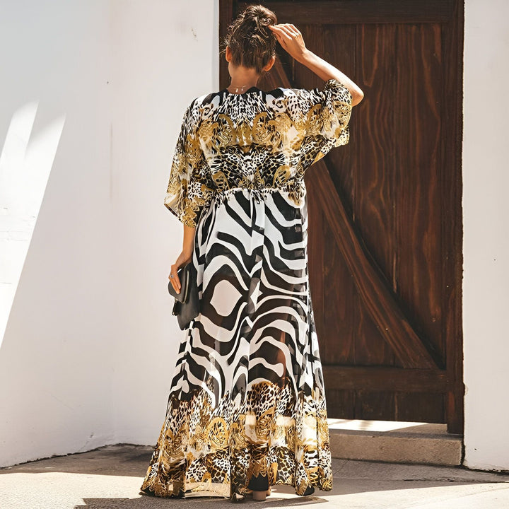 Femme portant un kimono long à motifs zèbre et léopard. Kimonos de notre collection à découvrir.