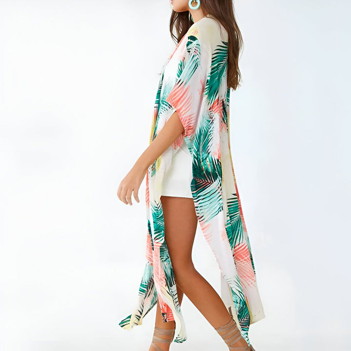 Femme portant un kimono long à motifs de feuilles tropicales. Vente de kimonos pour femmes, style décontracté et élégant.