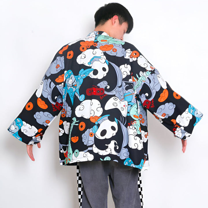 Kimono noir à motifs pandas, nuages et éléments asiatiques. Vêtement ample et confortable, idéal pour un style décontracté. Découvrez notre collection de kimonos originaux.