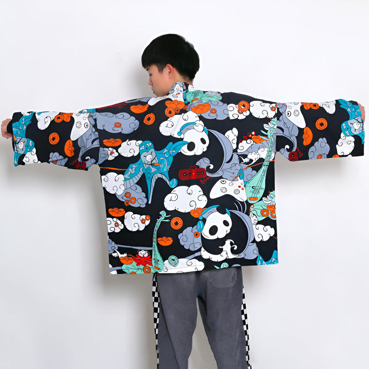 Dos d'un homme portant un kimono noir à motifs pandas, nuages, pièces et instruments de musique. Vêtements kimono uniques à vendre.