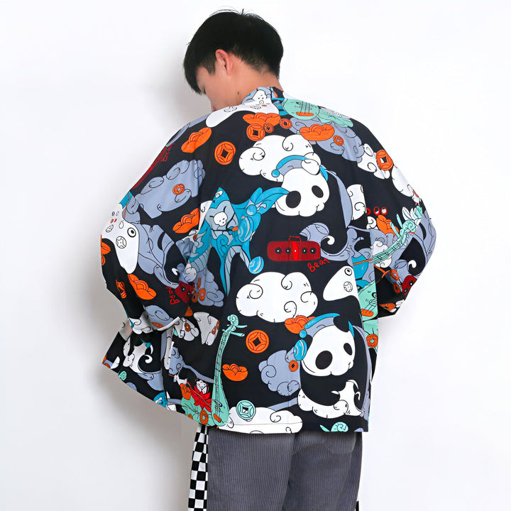 Homme portant un kimono à motifs pandas, nuages et instruments de musique. Vêtement de style japonais, idéal pour un look original et confortable. Découvrez notre collection de kimonos uniques.