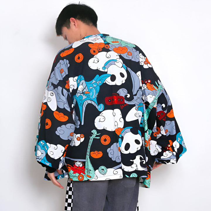 Homme portant un kimono à motifs uniques : pandas, nuages et instruments de musique. Vêtement d'extérieur japonais tendance, idéal pour un style distinctif. Découvrez notre collection de kimonos originaux.