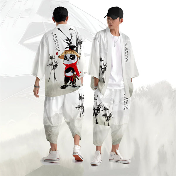 Deux hommes portant des kimonos blancs avec motifs de bambou et pandas. Kimonos tendance de notre collection.