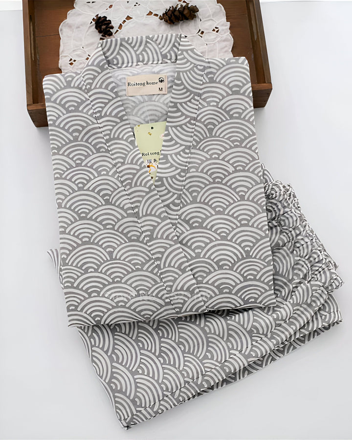 Kimono gris à motifs vagues, ensemble confortable et élégant. Vêtements japonais traditionnels pour se détendre à la maison. Découvrez notre collection de kimonos uniques.