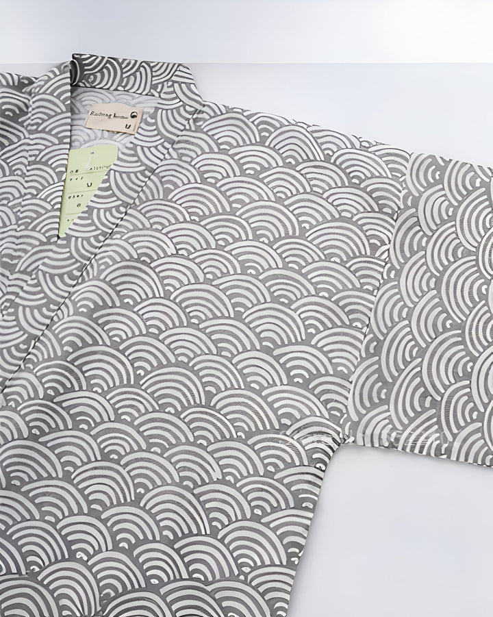 Kimono gris avec motif de vagues. Vêtement japonais traditionnel, idéal pour un style élégant et décontracté. Découvrez notre collection de kimonos uniques.