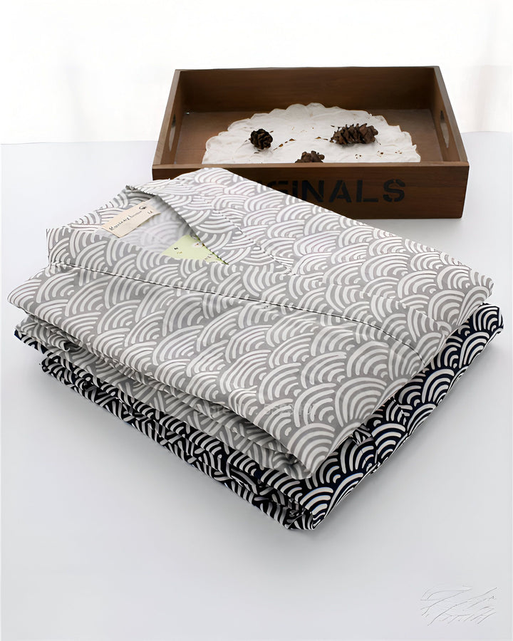 Pile de kimonos pliés avec motifs vagues japonaises. Découvrez notre collection de kimonos pour hommes et femmes, disponibles en différentes couleurs et motifs. Vêtements traditionnels japonais de haute qualité.