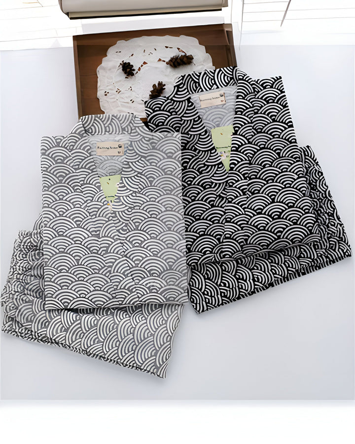 Kimono japonais homme et femme, motif vagues. Ensemble de pyjamas kimono confortable et élégant. Disponible en noir et gris.