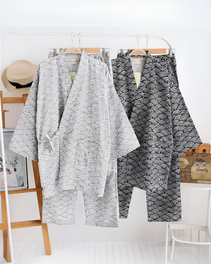 Kimono pour homme et femme, ensemble veste et pantalon assortis avec motif vagues japonaises, disponibles en noir et blanc/gris. Vêtements confortables et élégants, parfaits pour la détente à la maison ou comme tenue d'intérieur unique. Découvrez notre collection de kimonos de qualité.