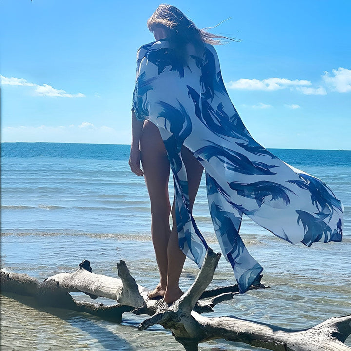 Femme portant un kimono bleu et blanc sur la plage. Kimonos élégants pour femmes. Vêtements de plage bohèmes. Achetez maintenant!