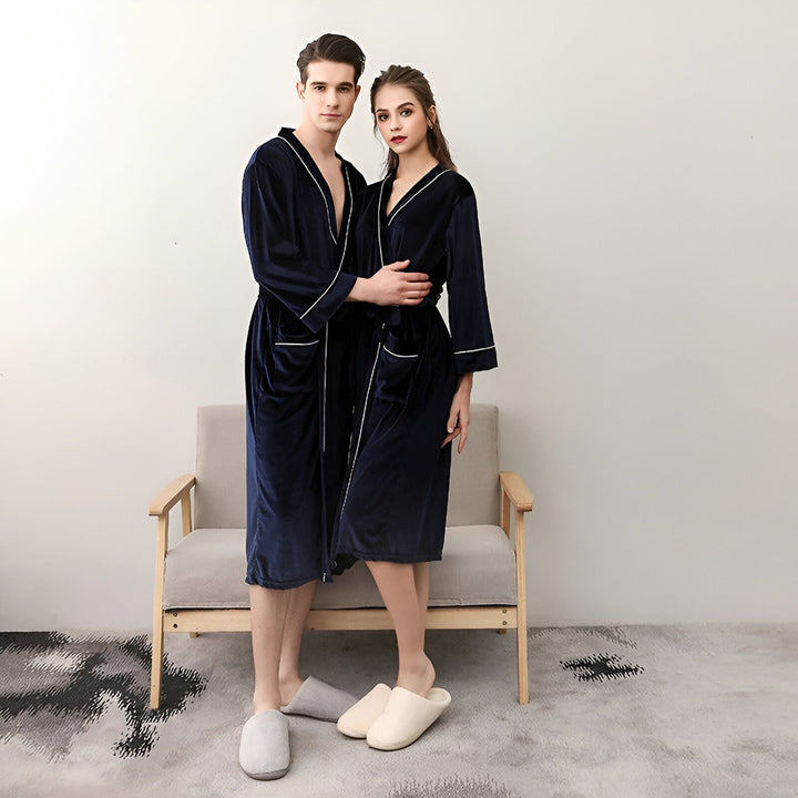 Couple en peignoirs kimono assortis bleu marine. Vente de kimonos pour hommes et femmes. Tenues d'intérieur confortables et élégantes. Kimonos de qualité.