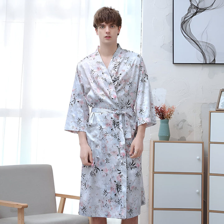 Homme portant un kimono fleuri en satin, élégant et confortable. Vêtements de détente de luxe. Idéal comme peignoir ou robe de chambre.