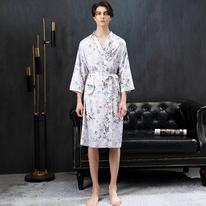 Homme portant un kimono fleuri. Peignoir kimono pour homme, idéal pour se détendre à la maison. Découvrez notre collection de kimonos élégants et confortables.
