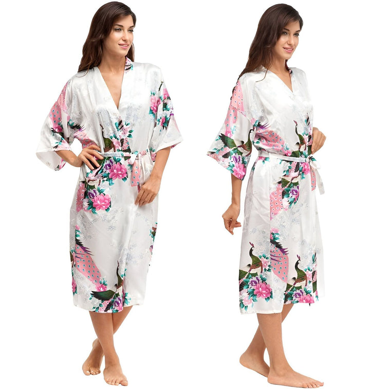 Deux femmes portant un kimono blanc à motifs de paons et de fleurs roses. Kimonos élégants, parfaits comme vêtements de détente ou peignoirs. Vente de kimonos en ligne.