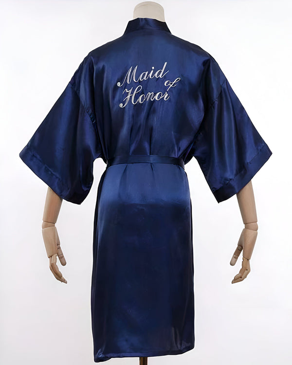 Kimono bleu marine avec inscription "Maid of Honor" brodée au dos. Robe de chambre idéale pour les mariages et événements spéciaux. Découvrez notre collection de kimonos élégants.