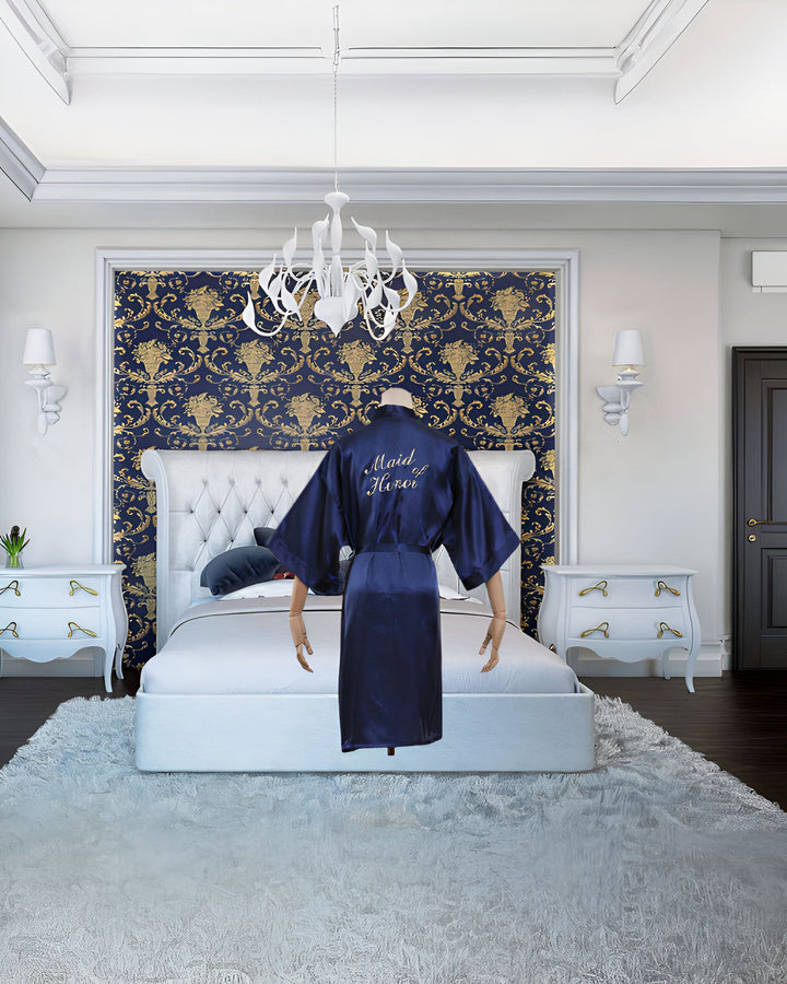 Kimono bleu marine "Maid of Honor" dans une chambre élégante. Peignoir kimono idéal pour les préparatifs de mariage. Vente de kimonos en ligne.