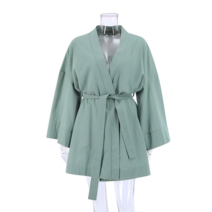 Kimono vert clair en coton présenté sur un mannequin, vendu par [Nom de votre entreprise]. Parfait pour la détente et le style.
