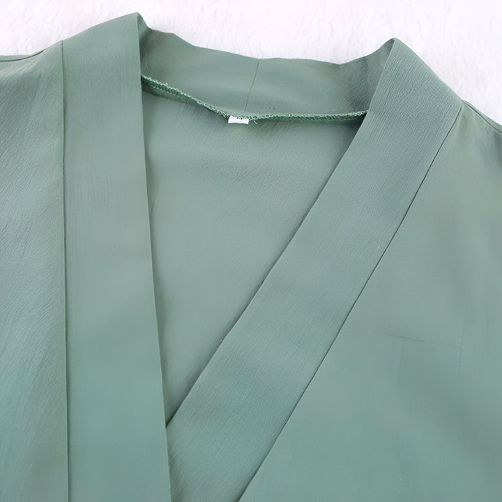 Détail d'un kimono vert, mettant en valeur le col et la texture du tissu. Vêtements traditionnels japonais en vente.