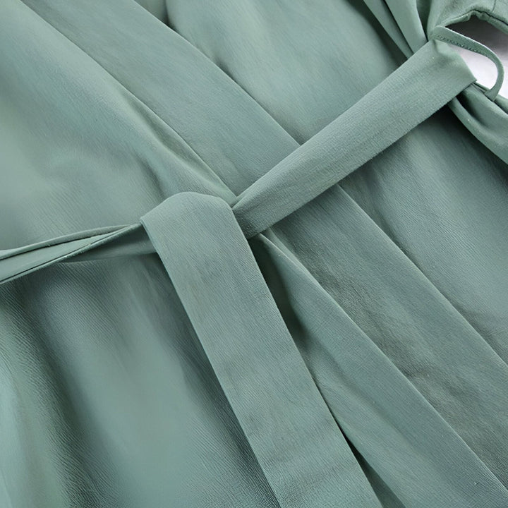 Gros plan d'un kimono vert sauge avec une ceinture assortie. Vêtements de détente élégants. Kimono pour femme, parfait pour la maison ou les sorties décontractées.