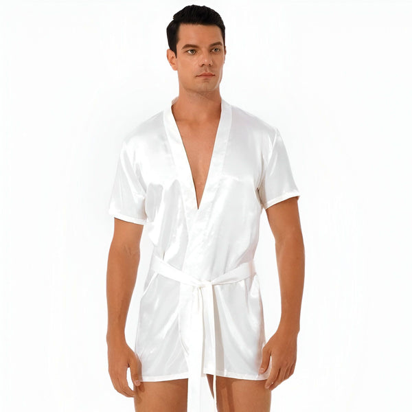Homme portant un kimono blanc en satin. Peignoir court à manches courtes avec ceinture. Vêtements de détente élégants et confortables. Kimonos pour hommes de notre collection.