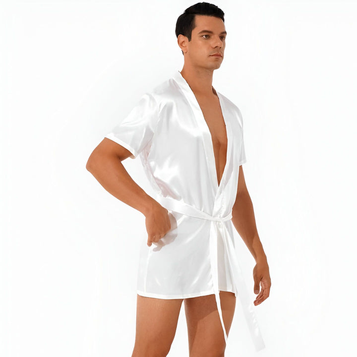 Homme portant un kimono blanc court, élégant et confortable. Kimonos pour hommes de notre collection. Peignoir de style japonais. Vêtements d'intérieur masculins.