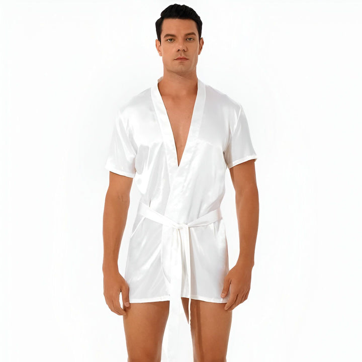 Homme portant un kimono blanc court avec ceinture. Vêtements d'intérieur confortables et élégants. Découvrez notre collection de kimonos pour hommes.