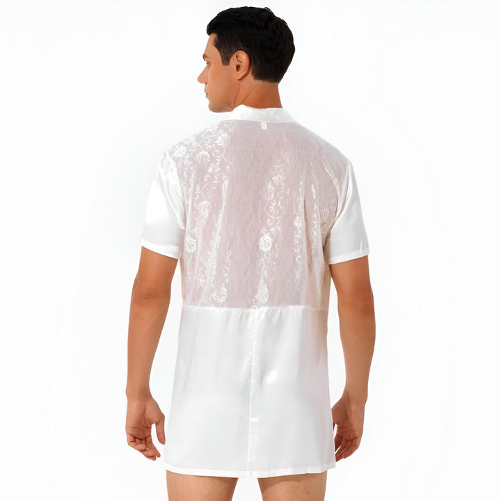 Homme vu de dos portant un kimono blanc avec dentelle florale. Kimono pour homme en vente sur notre site.