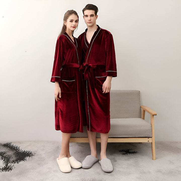 Couple portant des kimonos de chambre en velours bordeaux, peignoirs assortis, vêtements d'intérieur confortables, kimonos élégants.