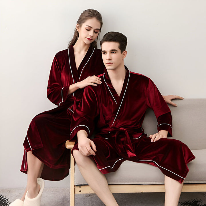 Couple portant des kimonos en velours bordeaux avec bordure blanche. Vêtements d'intérieur confortables et élégants. Collection de kimonos pour homme et femme. Idée cadeau cocooning.