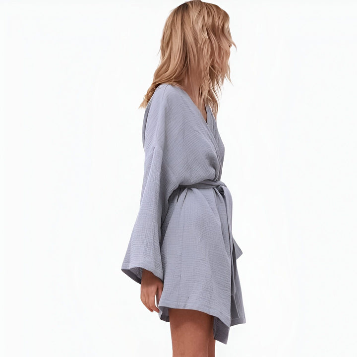 Femme portant un kimono bleu clair en coton. Vente de kimonos pour femmes. Peignoir kimono confortable avec ceinture.
