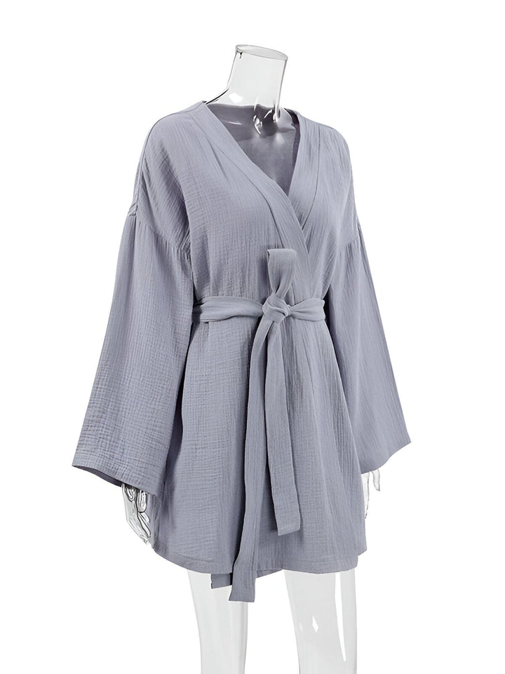 Kimono court gris en coton avec manches larges et ceinture nouée, présenté sur un mannequin. Vêtements de style japonais à vendre.