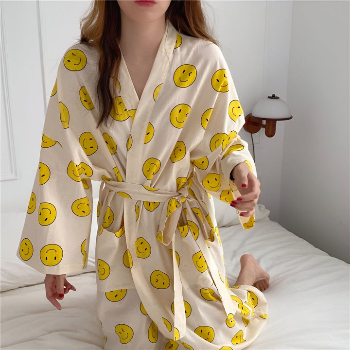 Kimono femme motif sourires jaunes. Peignoir de style japonais gai et confortable. Vente de kimonos originaux pour femmes.