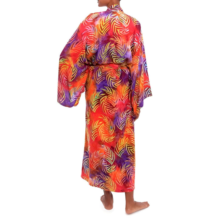 Kimono long coloré à motifs de feuilles, vue de dos. Vêtement d'intérieur ou d'extérieur, idéal pour se détendre avec style. Découvrez notre collection de kimonos uniques.
