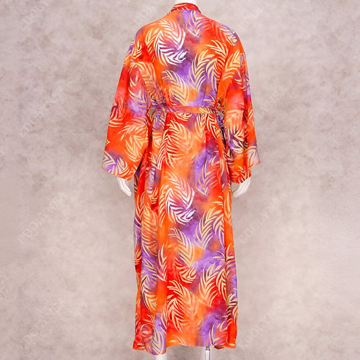 Kimono long à motifs floraux, couleurs vives (orange, rouge, violet). Vue de dos sur mannequin blanc. Vêtements de détente, peignoir, tenue d'intérieur élégante. Boutique de kimonos en ligne.
