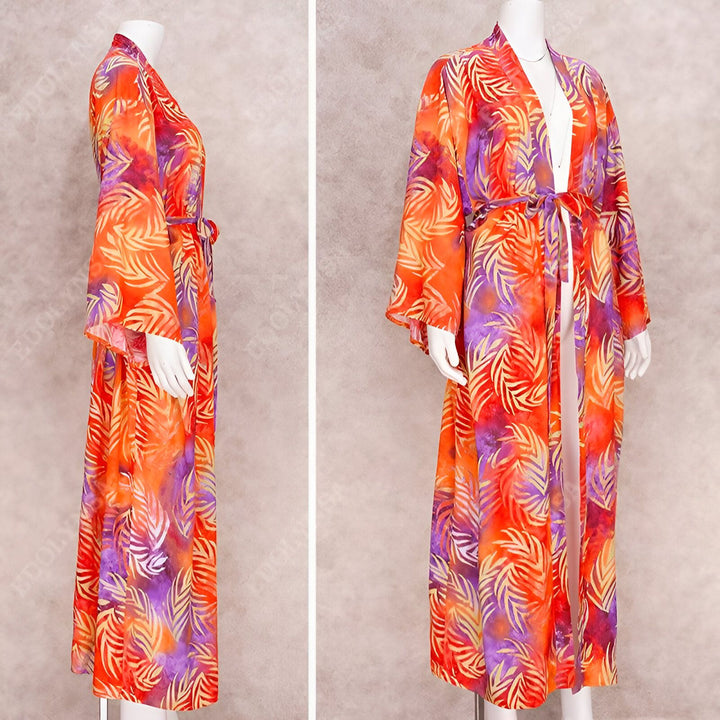 Kimono long pour femmes avec motif de feuilles orange et violet, porté par un mannequin. Vêtement de détente élégant.