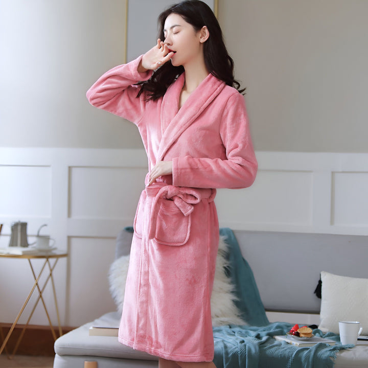 Femme en peignoir kimono rose moelleux. Confort et élégance pour vos moments de détente. Découvrez notre collection de kimonos luxueux pour femme.