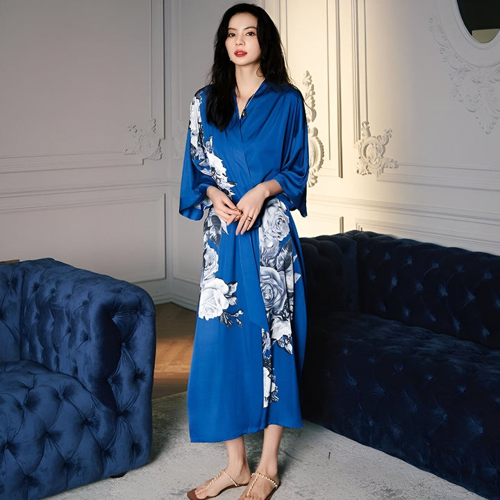 Femme portant un kimono bleu à motifs floraux. Vêtements de détente élégants. Kimono pour femme disponible à l'achat.