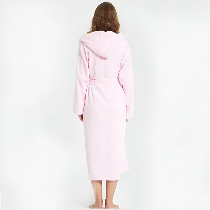 Femme portant un kimono rose avec capuche. Peignoir confortable et élégant, parfait après le bain. Découvrez notre collection de kimonos.