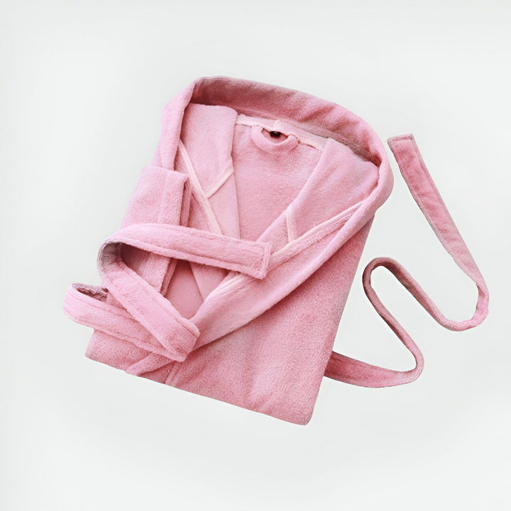 Peignoir kimono rose en tissu éponge doux. Vêtement confortable et élégant pour se détendre à la maison. Idéal après le bain ou la douche. Disponible dans notre collection de kimonos.