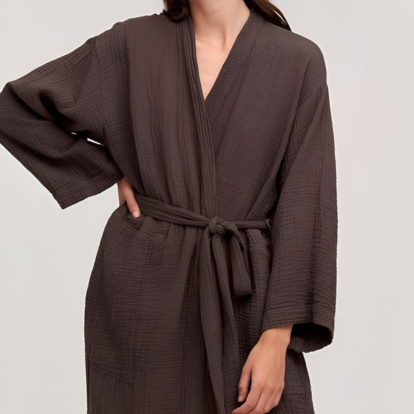 Femme portant un kimono marron en coton gaufré avec ceinture. Vente de kimonos de qualité pour femmes. Idéal pour se détendre à la maison.