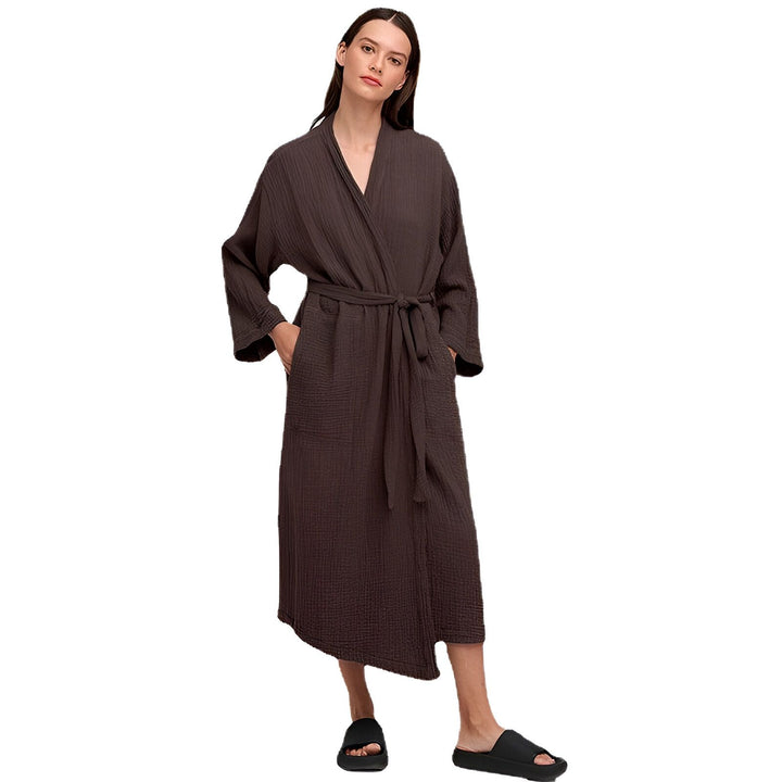 Femme portant un kimono marron long avec ceinture. Vêtements de détente élégants, peignoir confortable. Boutique en ligne de kimonos.